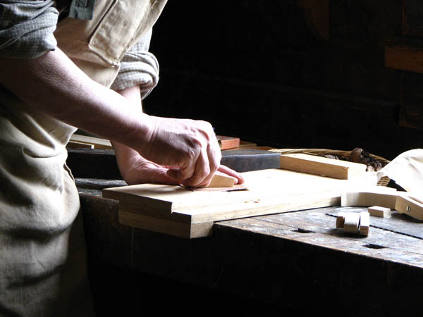 Nuestra dilatada <strong>experiencia y  profesionalidad</strong> nos consolidan como una de las empresas de <strong>carpintería y ebanistería en Munilla</strong> más destacadas. Todos  nuestros <strong>carpinteros y ebanistas</strong> cuentan con una amplia  formación en el <strong>sector de la madera</strong>.